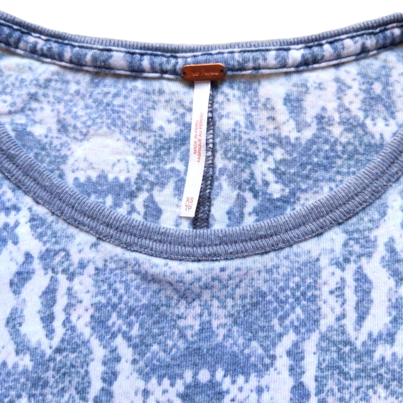 Free People Snake Print Tee-Shirt Size Extra Small - Picture 3 of 4